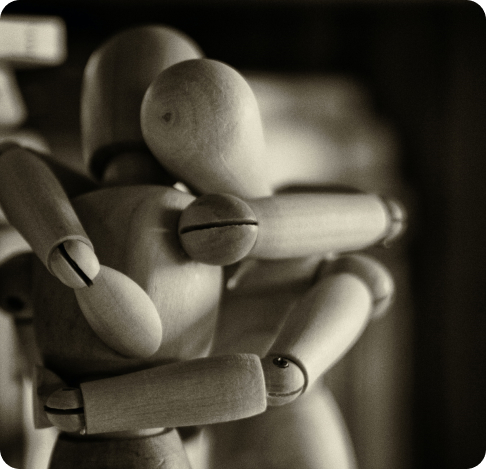 Деревянные человечки обнимаются